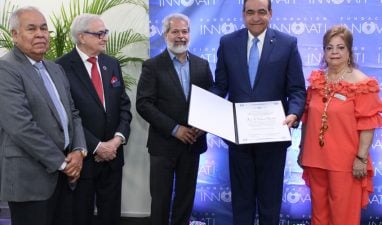 Rector Julio Amado Castaños Guzman es reconocido por la Fundación Innovati - UNIBE