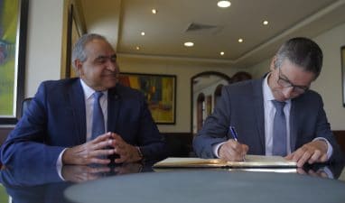 El doctor Bruno Ducasse, Rector de Montpellier Business School de Francia, firma el libro de visita de la Universidad junto a su rector, el doctor Julio A. Castaños Guzmán.