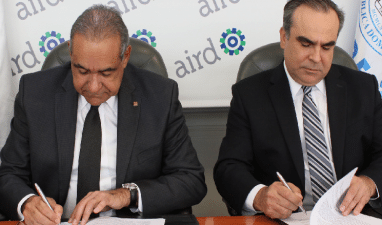 El doctor Julio A. Castaños Guzmán, rector de UNIBE y el señor Celso Juan Marranzini, presidente de la AIRD, durante la firma del acuerdo.