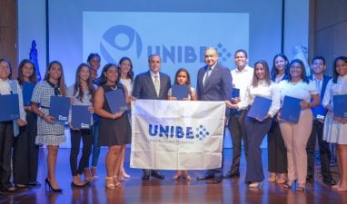 El ingeniero Abraham Hazoury Toral, presidente del Consejo Regente y el rector, el doctor Julio Amado Castaños Guzmán, junto a los nuevos becados del programa Líderes del Mañana.