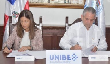 La doctora Odile Camilo, vicerrectora Académica y el señor Francisco Henríquez, presidente de la Asociación de Hoteles de Santo Domingo luego de firmado el convenio.