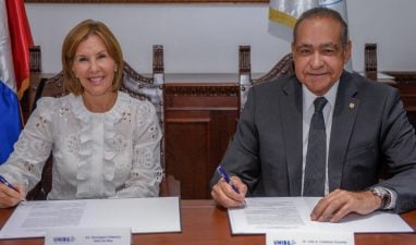 La señora Rosangela Pellerano Peña de Elías y el Dr. Julio A. Castaños Guzmán, durante la firma del acuerdo.