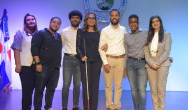 Las directoras de las escuelas de Ingeniería en Tecnología y Psicología, junto a estudiantes que desarrollaron la aplicación y la Ing. Francina Hungría