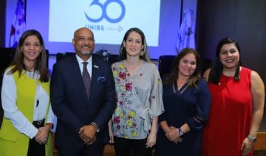 Odile Camilo, vicerrectora Académica; licenciado Luis Arias, primer director Escuela de Comunicación UNIBE; licenciada Isabel Fiallo, cuarta directora Escuela de Comunicación, licenciada Grace Cochón, vicerrectora Administrativa y licenciada Cristina Zapata, actual directora de la Escuela de Comunicación.