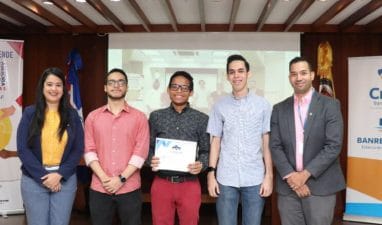 Estudiantes de UNIBE ganan primer lugar en la primera edición de Game Creation