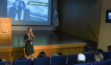 La doctora Loraine Amell, decana de Asuntos Internacionales, mientras daba a conocer los beneficios de los programas de doble titulación que imparte la universidad.