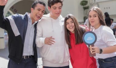 Parte de los jóvenes estudiantes que estuvieron presentes