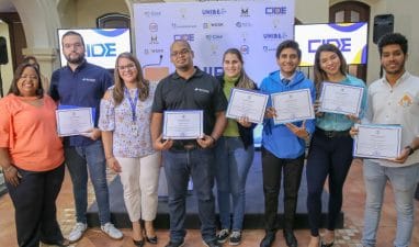 Graduandos y ganadores junto a la coordinadora del CIDE en esta segunda edición