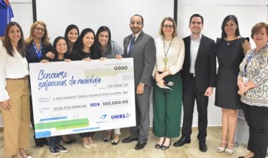 Autoridades de UNIBE y AERODOM junto a los estudiantes ganadores del concurso.