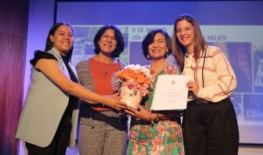 Al centro, la doctora Jacqueline Ramírez mientras recibía el reconocimiento por parte de las doctoras Odile Camilo y Carmen Caraballo.