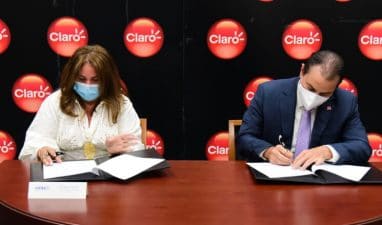 Ejecutivos de UNIBE y de Claro durante la firma del acuerdo