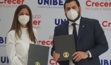 La doctora Odile Camilo y el señor Héctor José Rizek, durante la firma del acuerdo entre ambas entidades.