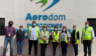 Colaboradores de Unibe y Aerodom durante la visita de campo.