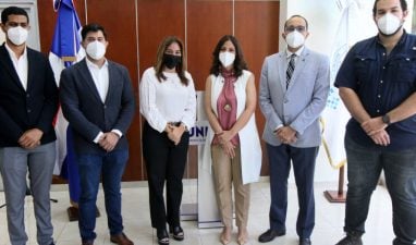 Autoridades de Unibe y de la Escuela de Ingeniería durante el acto de inauguración