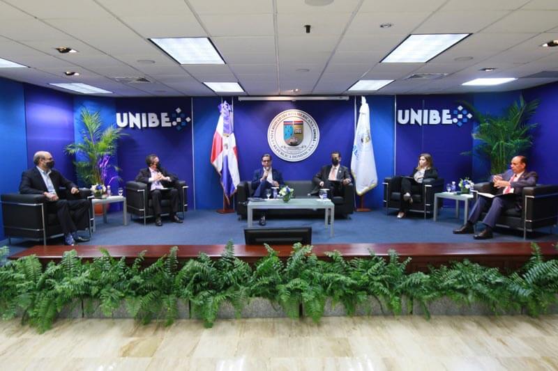 Parte de los panelistas durante el intercambio sectorial celebrado dentro del marco de este encuentro.