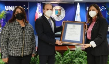 Reconocimiento especial al viceministro de Asuntos Económicos