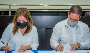 La licenciada Grace Cochón Jiménez, vicerrectora administrativa, junto al ministro, ingeniero Carlos Bonilla durante la firma de este conveniio