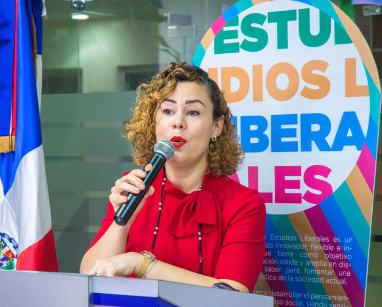 La arquitecta Solange Rodríguez, directora de la Escuela de Estudios Liberales, mientras ofrecía unas palabras a los presentes.