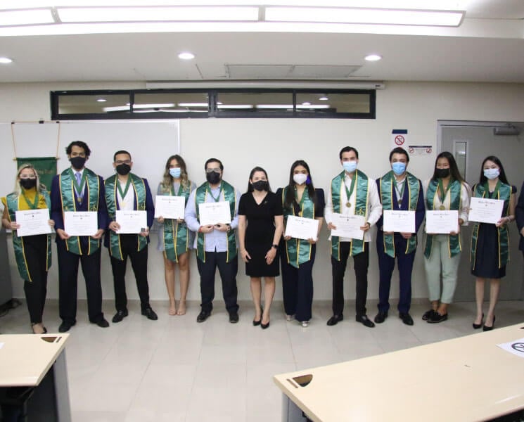 Reconocimiento a los estudiantes sobresalientes de la carrera de Negocios