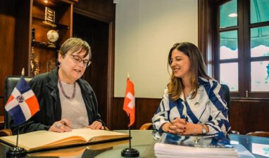 Rectora de Unibe recibe visita de la embajadora de Suiza en el país