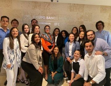 Los estudiantes del Bachelor of Business Administration (BBA) visitan la sede del Banco Mundial en el país