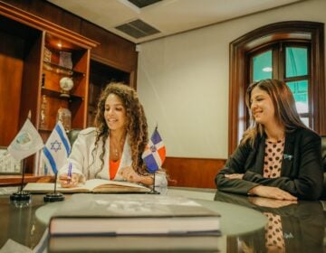 Cónsul y jefa de misión adjunta de la Embajada de Israel visita las instalaciones de Unibe