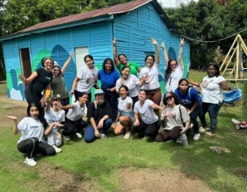 Estudiantes Voluntarios  Remozan Escuela Mami Faela