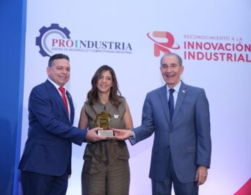 Unibe recibe reconocimiento "Excelencia a la Innovación Académica" de Proindustria